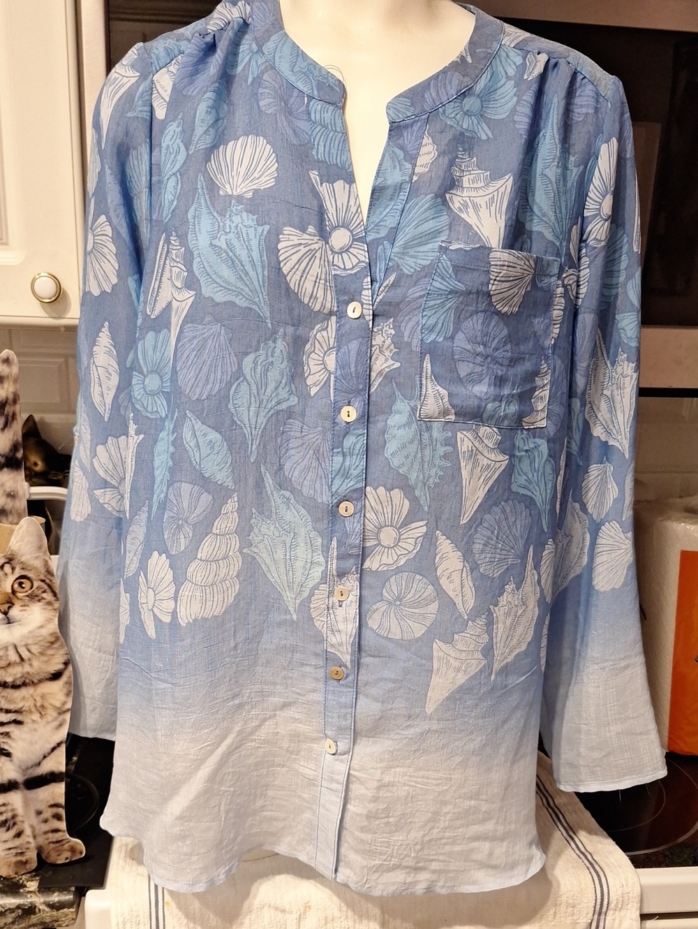 r Blue Shell-Print Button Front Blouse. 1X.  EUC